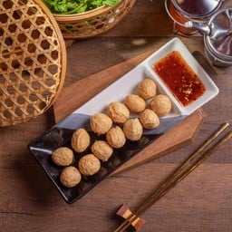 C6. ลูกชิ้นหมูทอด