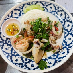 ข้าวกะเพรารวมทะเล(หอย+กุ้ง+ปลาหมึก)