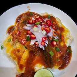 ไข่ขยี้ยําปลากระป๋องราดข้าว