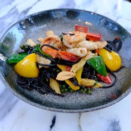 สปาเก็ตตี้เส้นดำผัดขี้เมาทะเล