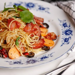 สปาเก็ดตี้เบคอนพริกแห้งมะกอกดำ