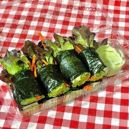 สลัดโรลม้วนด้วยสาหร่าย