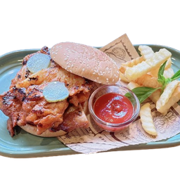 เบอร์เกอร์ไก่ติดสไปซี่สูตรเผ็ดเสริฟคู่กับมันฝรั่งทอด