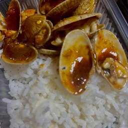 ข้าวผัดนํ้าพริกเผาหอยลาย