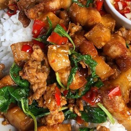 กะเพราหมูสามชั้น