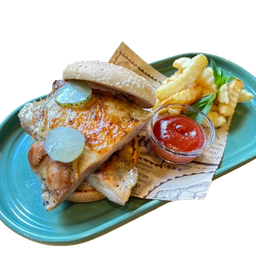 เบอร์เกอร์ไก่พริกไทยดำเสริฟคู่กับมันฝรั่งทอด