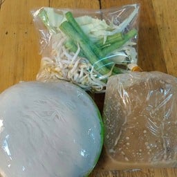ขนมจีนน้ำยา ผัดหมี่โคราช by เฮียหมู