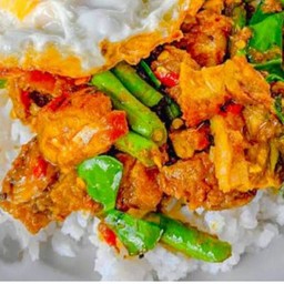 ข้าวพริกแกงถั่วหมูกรอบ.