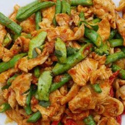 ข้าวหน้าไก่ผัดพริกแกงใส่ถั่วฝักยาว