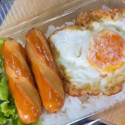 ข้าวไข่ดาว+ไส้กรอกทอด