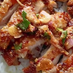ข้าว ไก่คลุกฝุ่น น้ำจิ้มแจ่ว