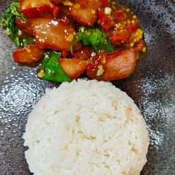 ข้าวผัดกระเพรา หมูแดง