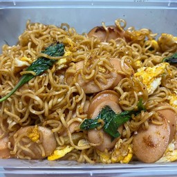 กะเพรา มาม่า  ใส่ไข่