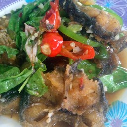 กระเพราปลาดุกทอดกรอบ