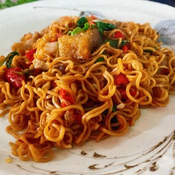 มาม่าผัดกะเพราหมูกรอบ