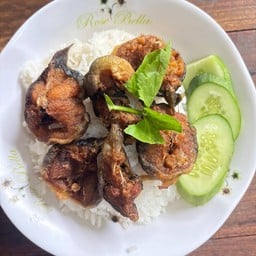 ข้าวหน้าปลาดุกทอดกรอบ