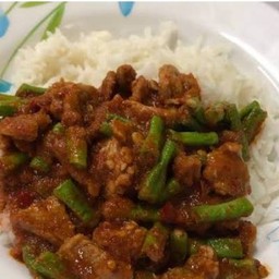 ข้าวผัดพริกเเกงเนื้อชิ้น
