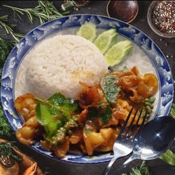 ผัดพริกแกงหมูสามชั้นสไลด์