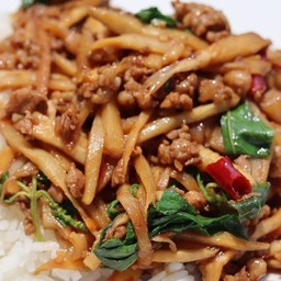 ข้าวราดกะเพราหมูสับหน่อไม้ดอง