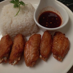 ข้าวปีกไก่ทอดน้ำปลาน้ำจิ้มแจ่ว