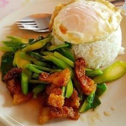 ข้าวคะน้าหมูกรอบ