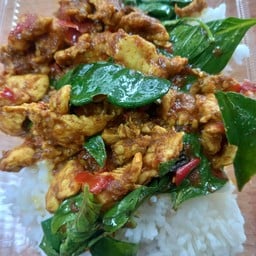 ผัดพริกแกงใต้ไก่ราดข้าว