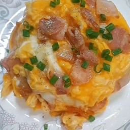 ข้าวราดไข่ข้นเบคอน  ไข่ 2 ฟอง