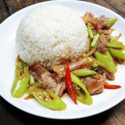 ข้าวราดผัดพริกหยวก เลือกท็อปปิ้งได้ค่ะ
