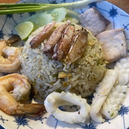 ข้าวผัดพริกเกลือทะเล