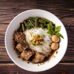 ก๋วยเตี๋ยวน้ำตกหมูใหญ่ (ลูกชิ้นหมู หมูตุ๋น)