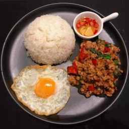 ข้าวกระเพราหมู ฟรีไข่ดาว