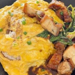 ข้าวไข่ข้นกระเพราหมูกรอบ