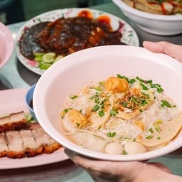 ก๋วยเตี๋ยวลูกชิ้นรวมมิตรเเคระ