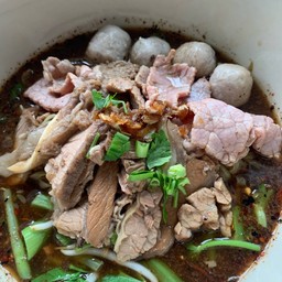 ก๋วยเตี๋ยวจัมโบ้ เนื้อ