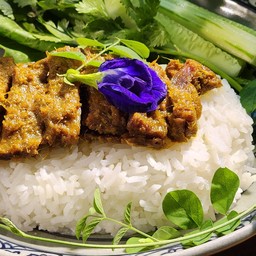 ข้าวเนื้อโคขุนอบตะไคร้ (จิ้นอบตะไคร้)