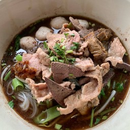 ก๋วยเตี๋ยวจัมโบ้ หมู