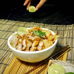 ก๋วยเตี๋ยวต้มยำ (หมูกรอบ)