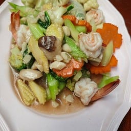 ผัดผักรวมมิตรใส่กุ้ง