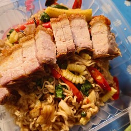 มาม่าผัดขี้เมา หมูกรอบ ขี้เมาผัด