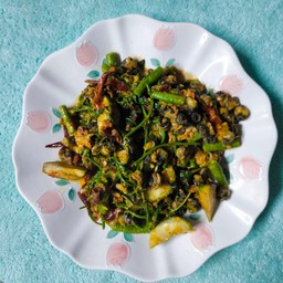 ผัดเผ็ดหอยขม (กับข้าว)