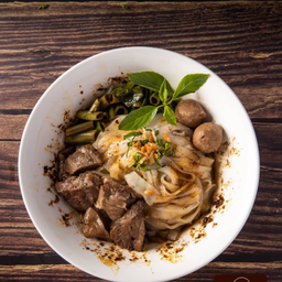 ก๋วยเตี๋ยวเเนื้อน้ำตกใหญ่ (ลูกชิ้นเนื้อ เนื้อตุ๋น)