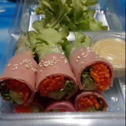 สลัดโรลกับถั่วปั่น อาปอน