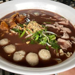 ก๋วยเตี๋ยวเนื้อยืนนาน/กะเพราเนื้อตุ๋น
