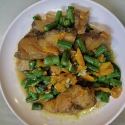 เนื้อปลากะพงผัดพริกเหลือง