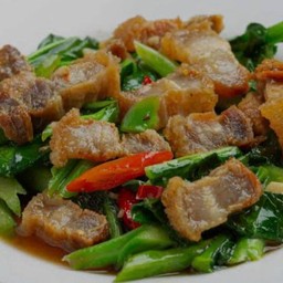 คะน้าหมูกรอบ