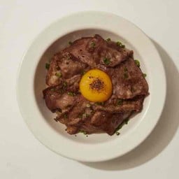 ลิ้นวัวย่าง พร้อมข้าวผัดมันเนื้อ และไข่แดงสด