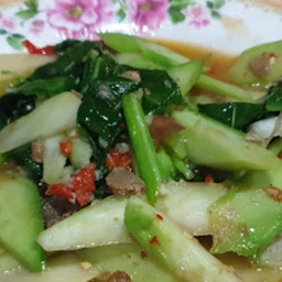 คะน้าหมูกรอบ-ราดข้าว