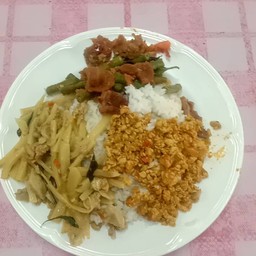 ข้าวราด 3 อย่าง