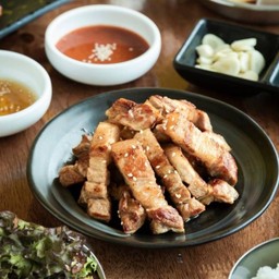 เซ็ตสันคอหมูย่างห่อผัก (250 กรัม)