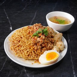 ก๋วยเตี๋ยว บะหมี่กรอบต้มยำแห้ง